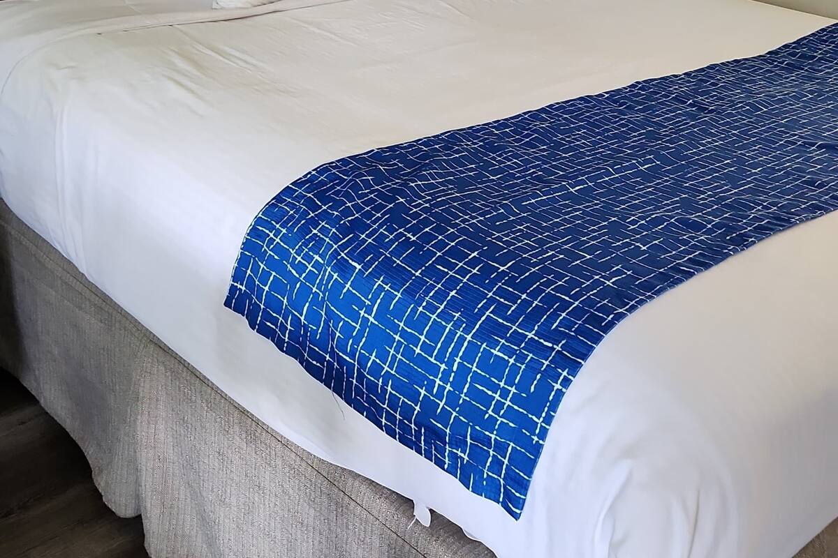 Brankas, meja kerja, setrika/meja setrika, dan tempat tidur bayi gratis