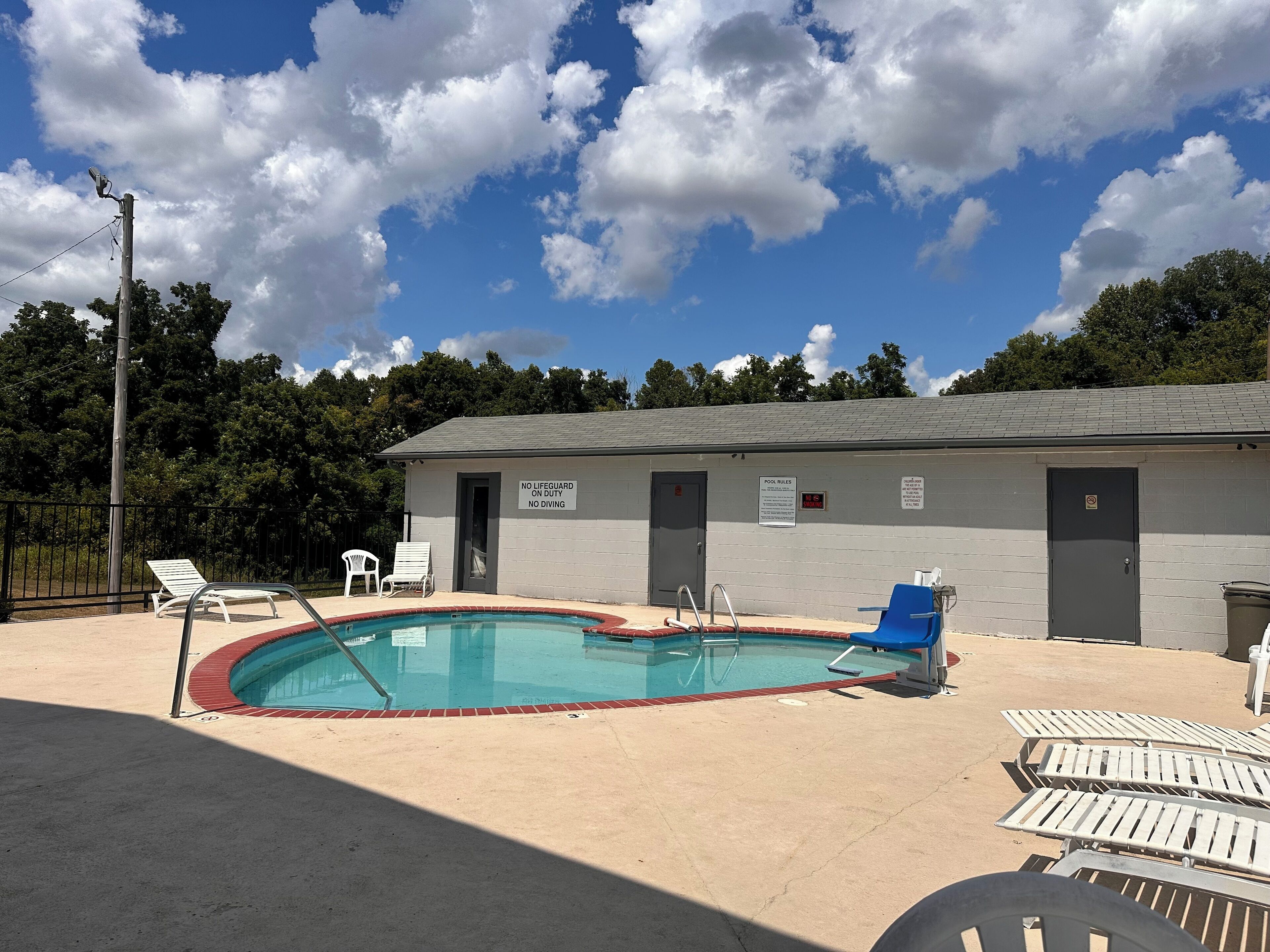 季節性室外游泳池，開放時間為 09:00 至 20:00，提供日光浴躺椅