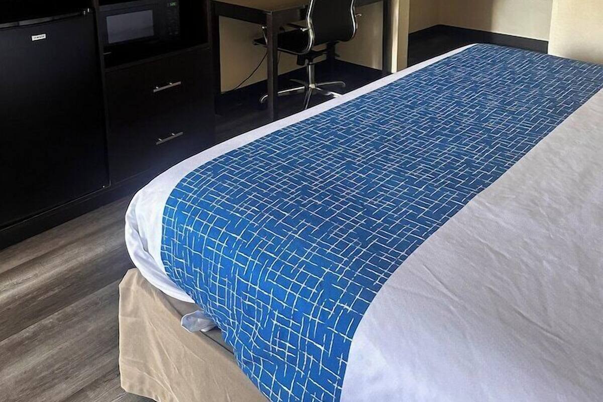 Brankas, meja kerja, setrika/meja setrika, dan tempat tidur bayi gratis
