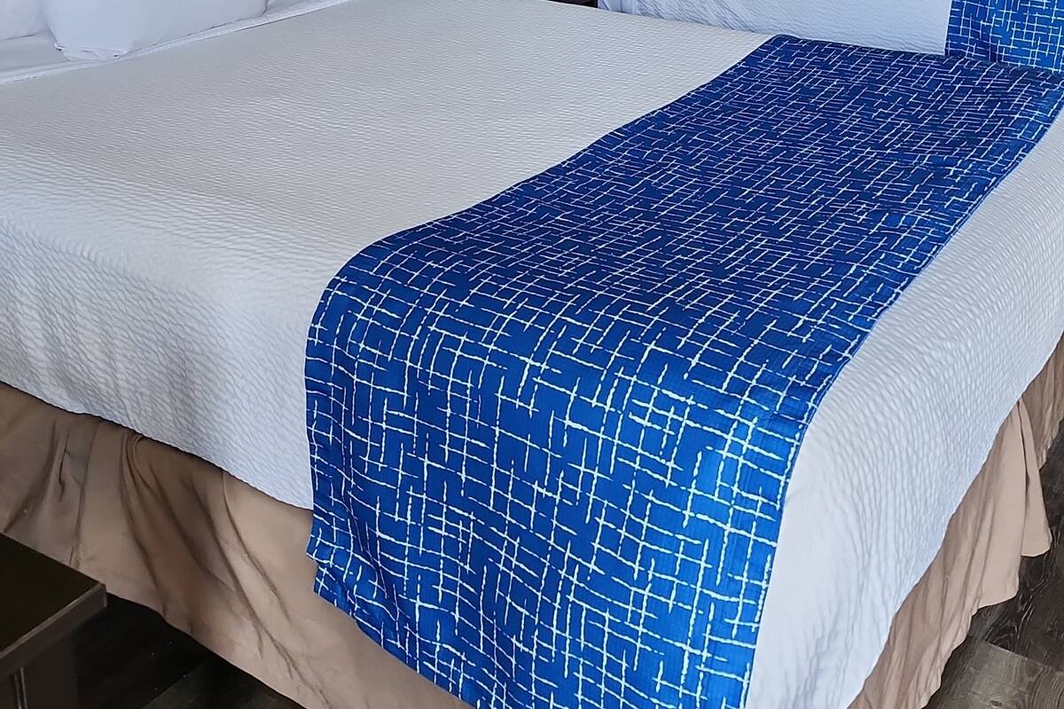 Brankas, meja kerja, setrika/meja setrika, dan tempat tidur bayi gratis