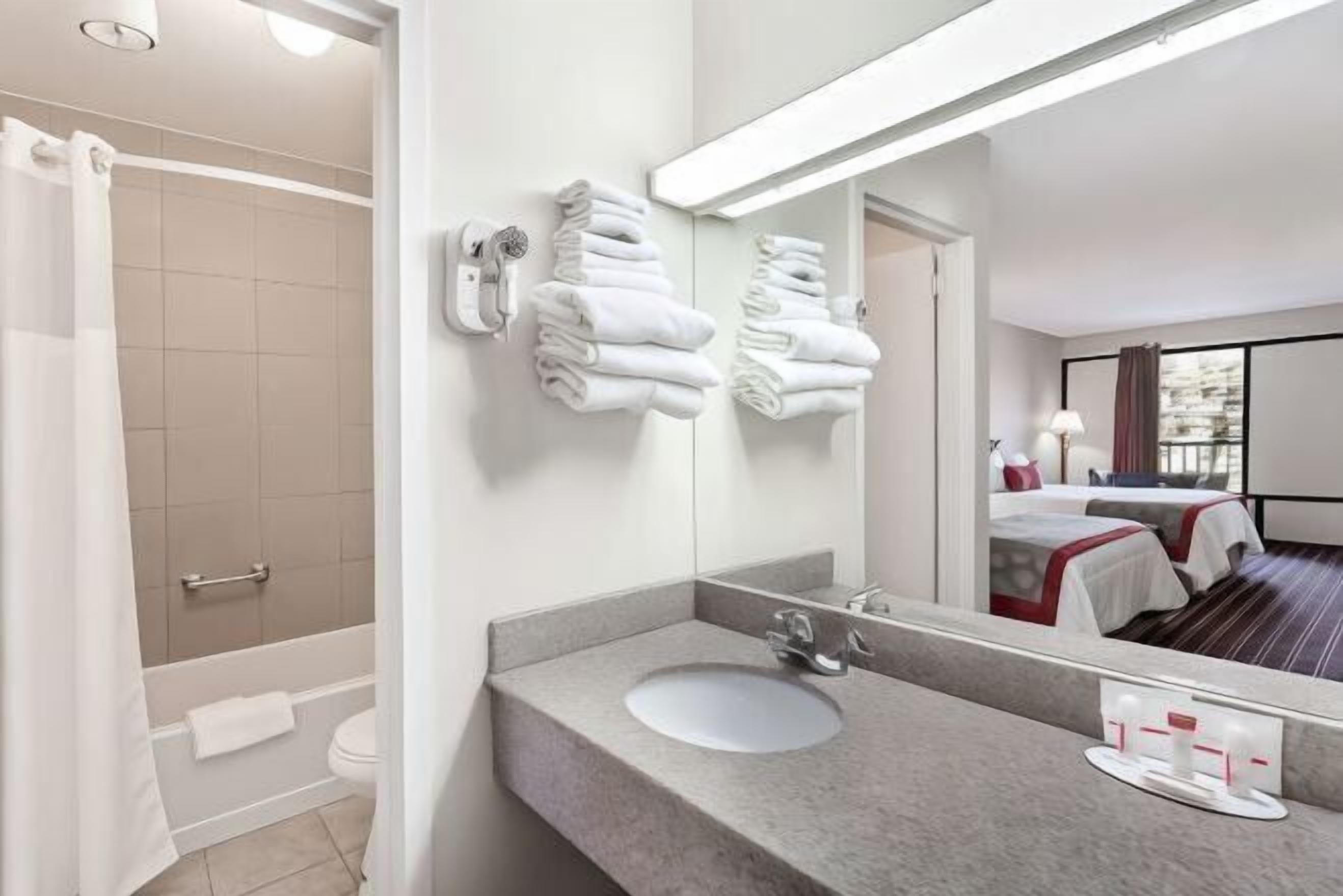 Bathroom | Combined shower/tub, eco-friendly toiletries, towels