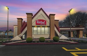 A Red Roof Inn & Suites building with a clear sky in the background. - Red Roof Inn & Suites Newark - University (Newark)