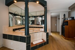 Suite, 1 très grand lit, non-fumeurs, baignoire à jets | Literie de qualité supérieure, rideaux occultants