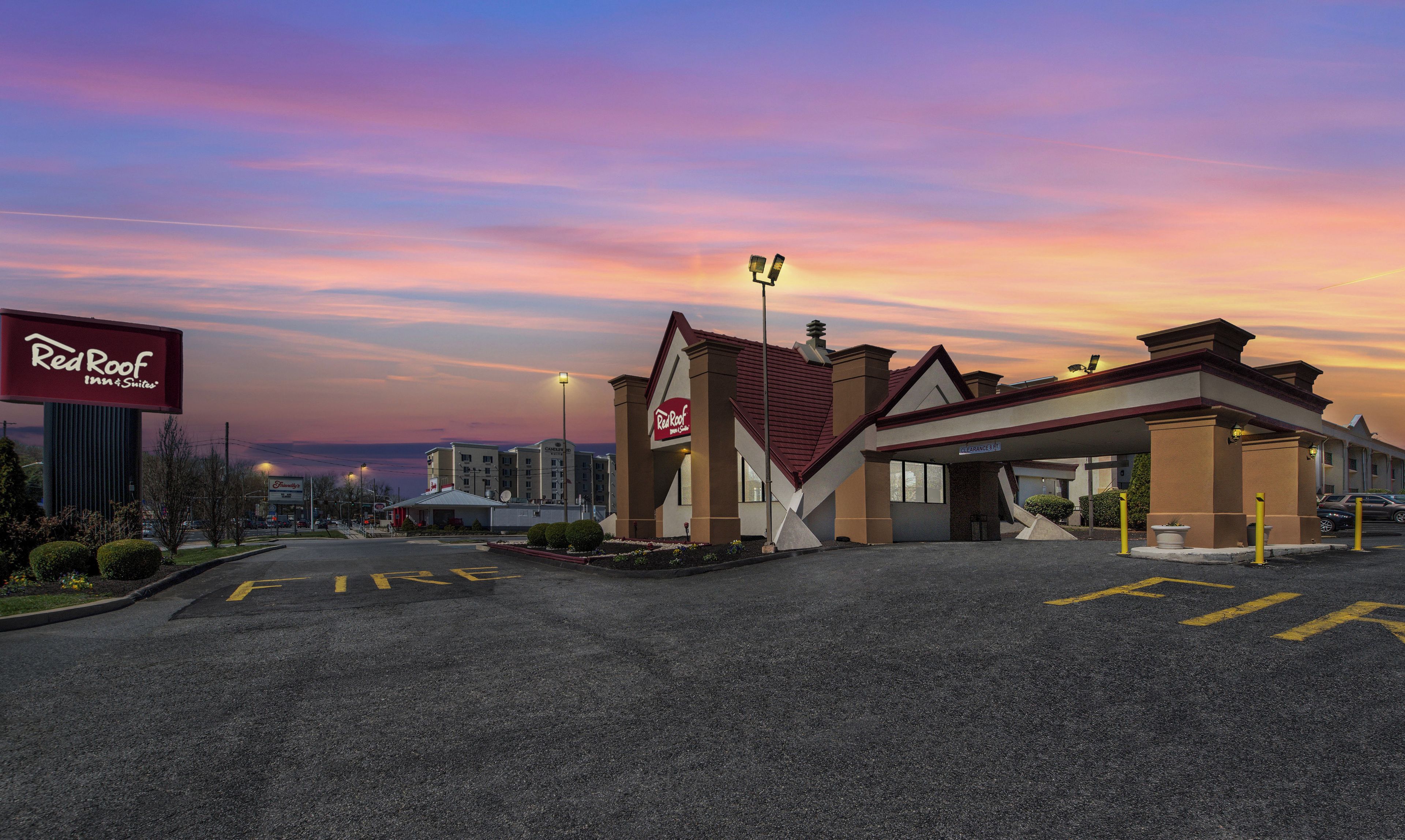 A Red Roof Inn & Suites with a fire lane marked on the parking lot.