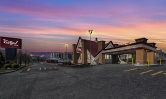 Un hotel Red Roof Inn & Suites con una zona de acceso para bomberos marcada en el estacionamiento.
