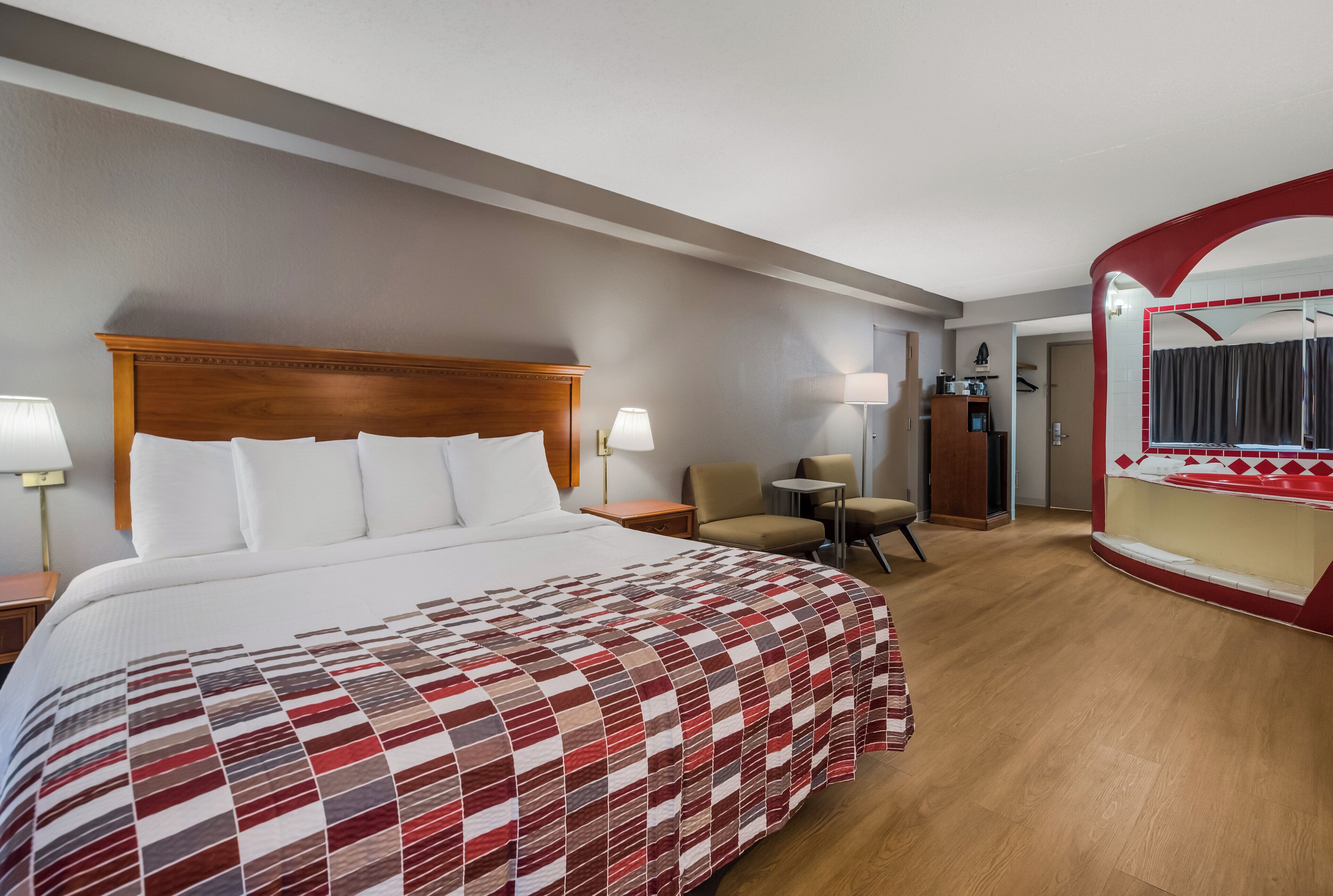 Suite, 1 llit de matrimoni gran, no fumadors, banyera d'hidromassatge | Roba de llit d'alta qualitat i cortines opaques 