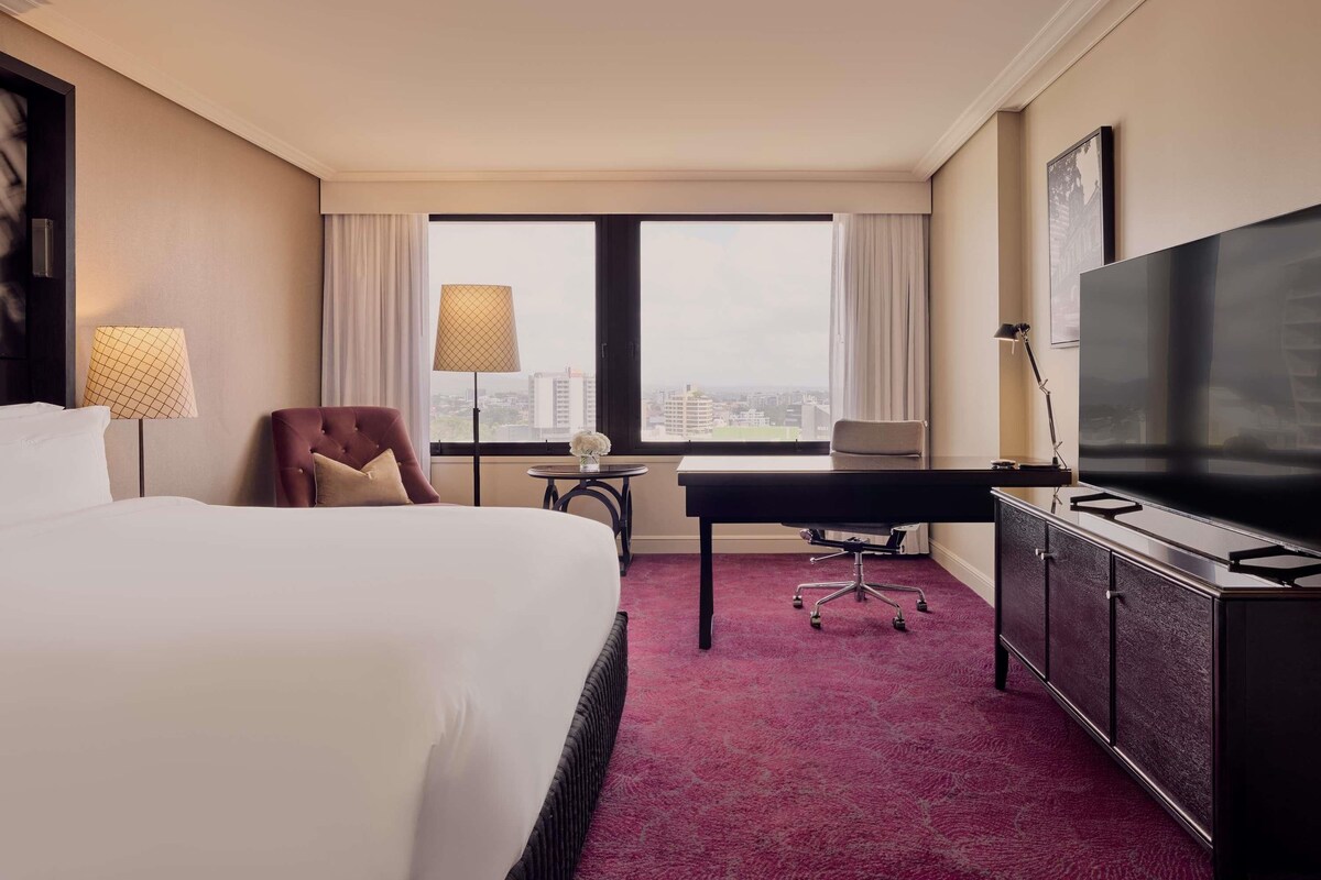 Luxury Room, King Bed, High Floor | 高級寢具、羽絨被、特厚豪華床墊、房內夾萬