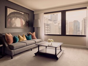 Premium suite | Luxe beddengoed, donsdekens, pillowtop-bedden, een kluis op de kamer