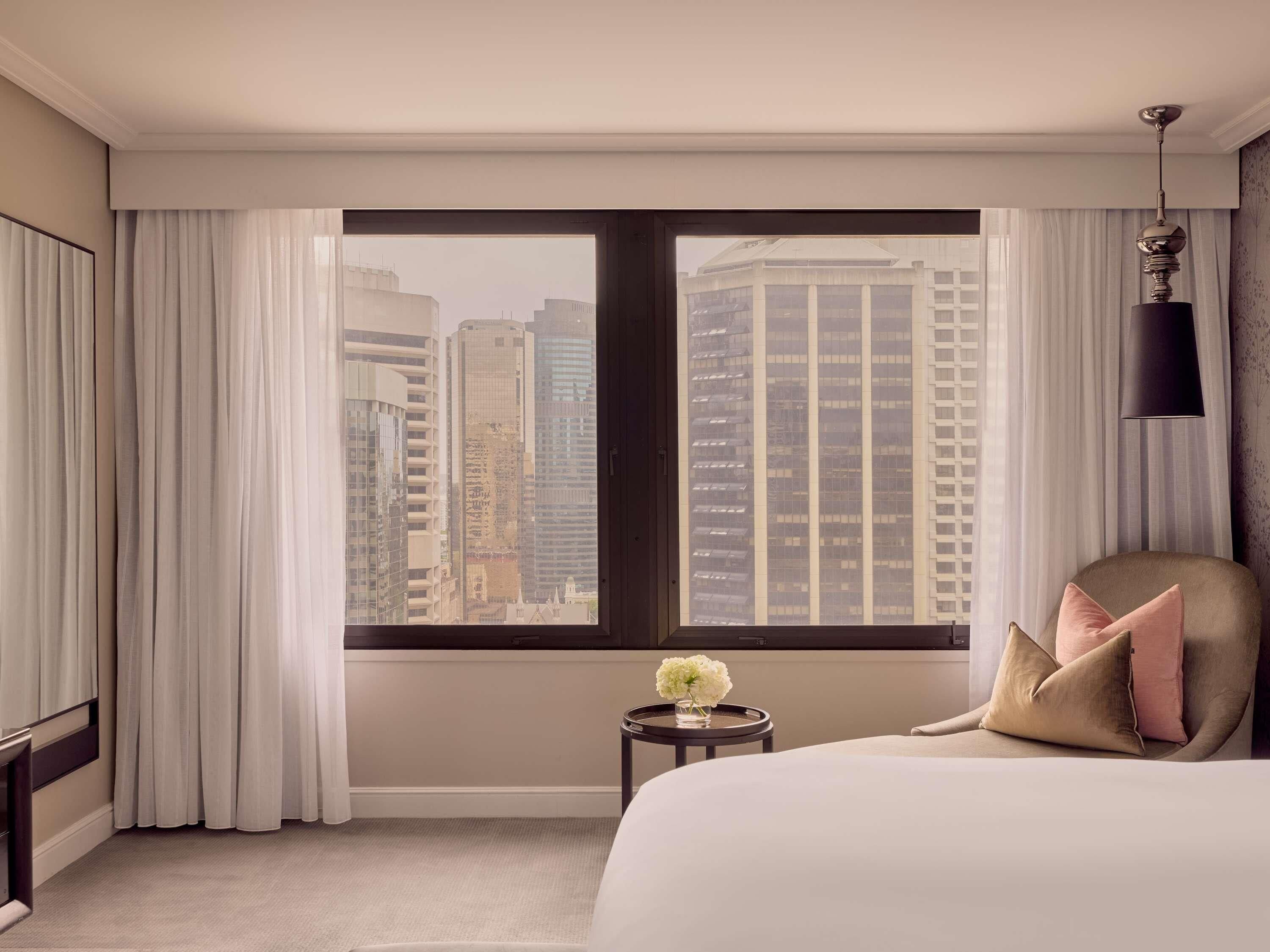 PREMIER SUITE King Bed, Separate Lounge, City View, Premium Bath | Kaliteli yatak takımı, kuştüyü yorgan, yastık yüzeyli yatak, odada kasa 