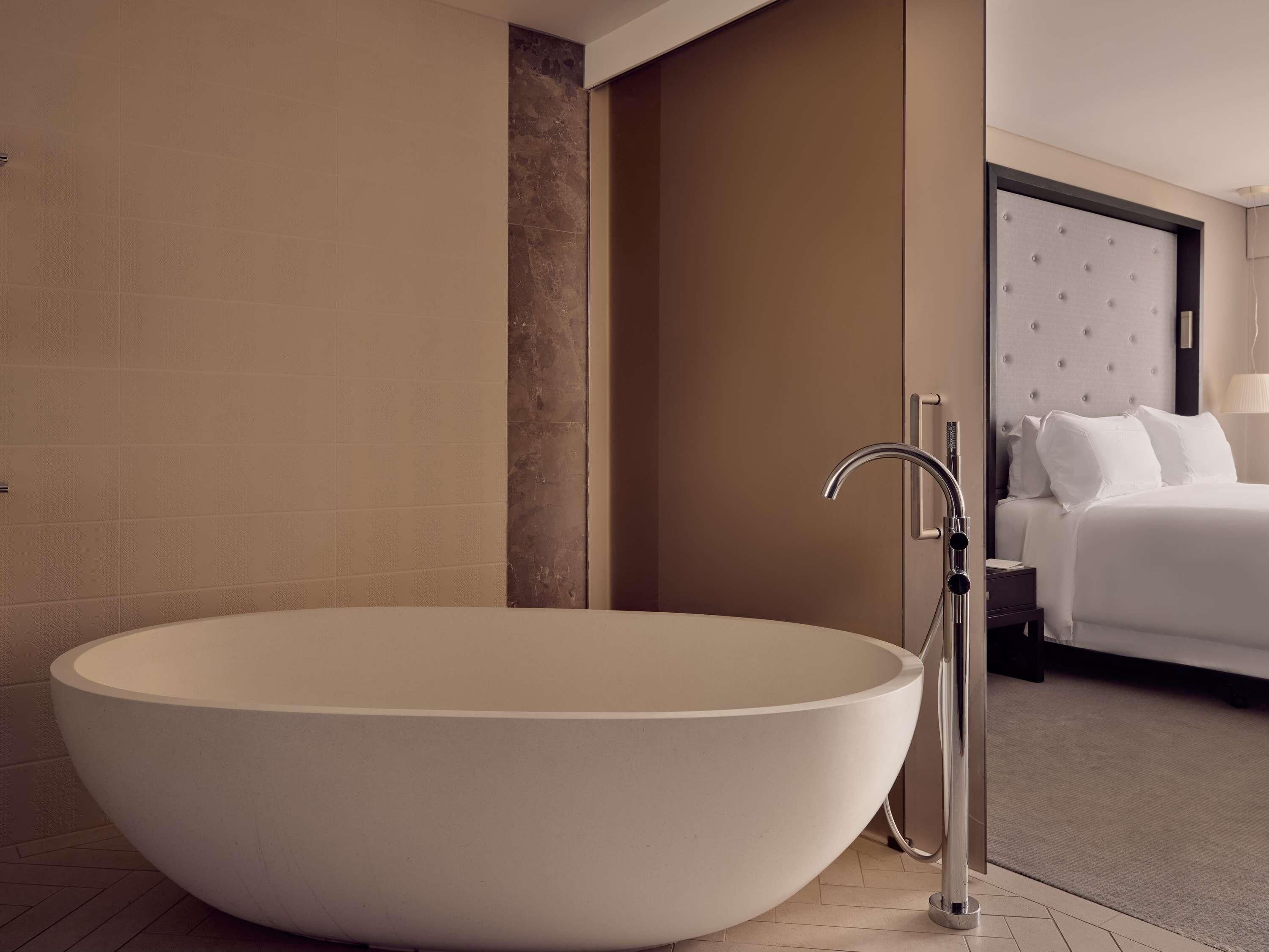 Prestige Suite Club Access, King Bed, Separate Lounge, City View High Floor, Luxury Bath, 64m2 | Premium bedding, down comforters, pillowtop beds, in-room safe