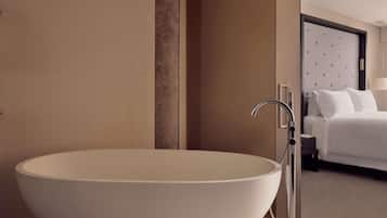 Prestige Suite Club Access, King Bed, Separate Lounge, City View High Floor, Luxury Bath, 64m2 | Premium bedding, down comforters, pillowtop beds, in-room safe