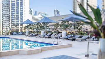 Piscine extérieure, parasols de plage, chaises longues