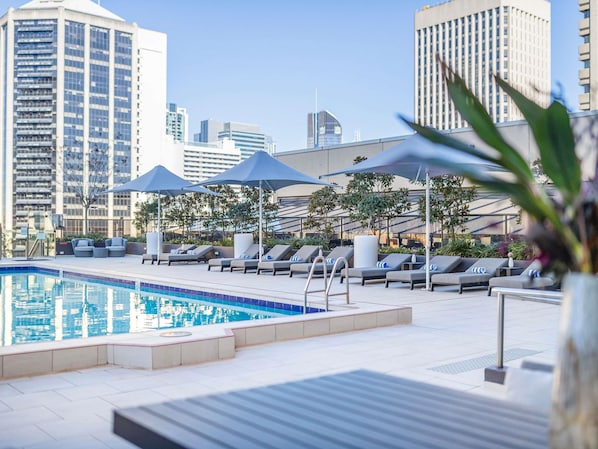 Piscine extérieure, parasols de plage, chaises longues