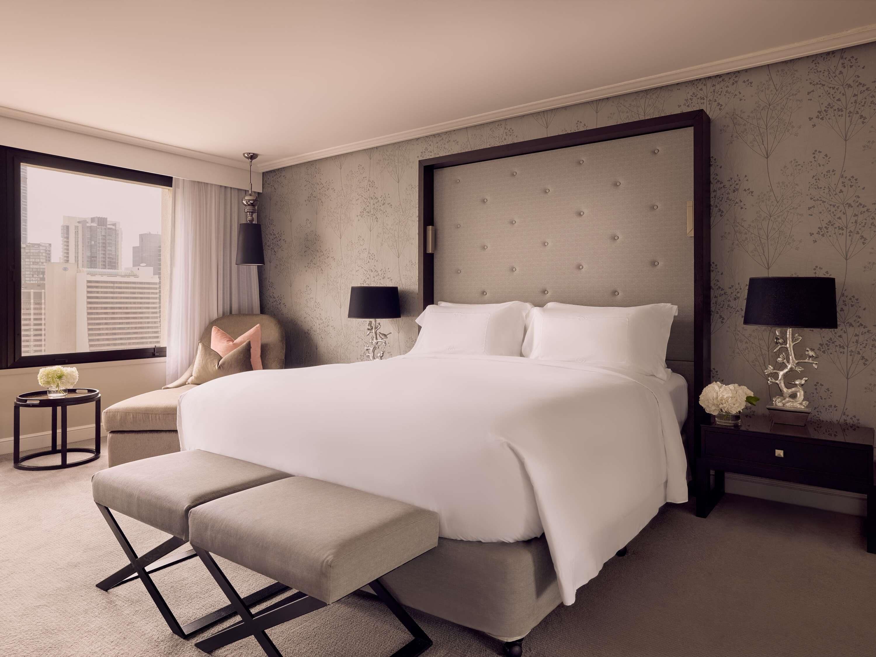 PREMIER SUITE King Bed, Separate Lounge, City View, Premium Bath | 高档床上用品、羽绒被、加厚床垫、客房内保险箱