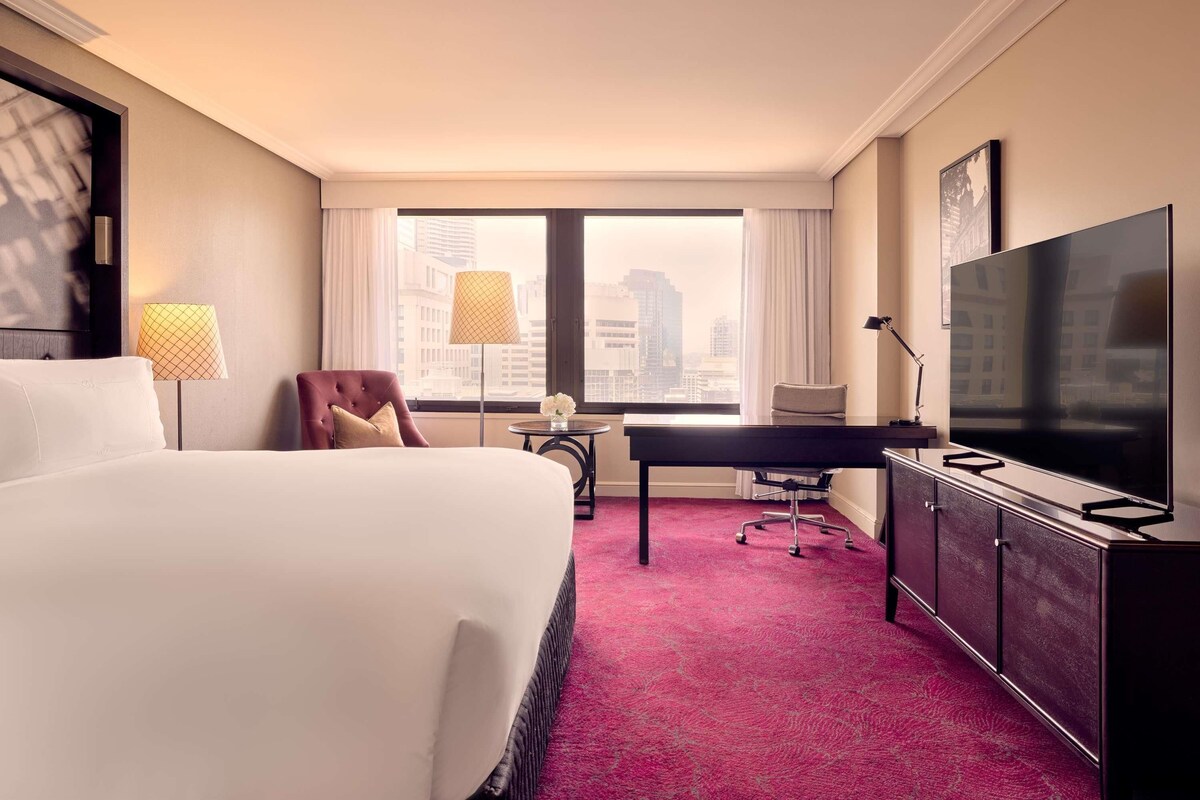 Luxury City Room, King Bed, High Floor, City View | 高級寢具、羽絨被、特厚豪華床墊、房內夾萬