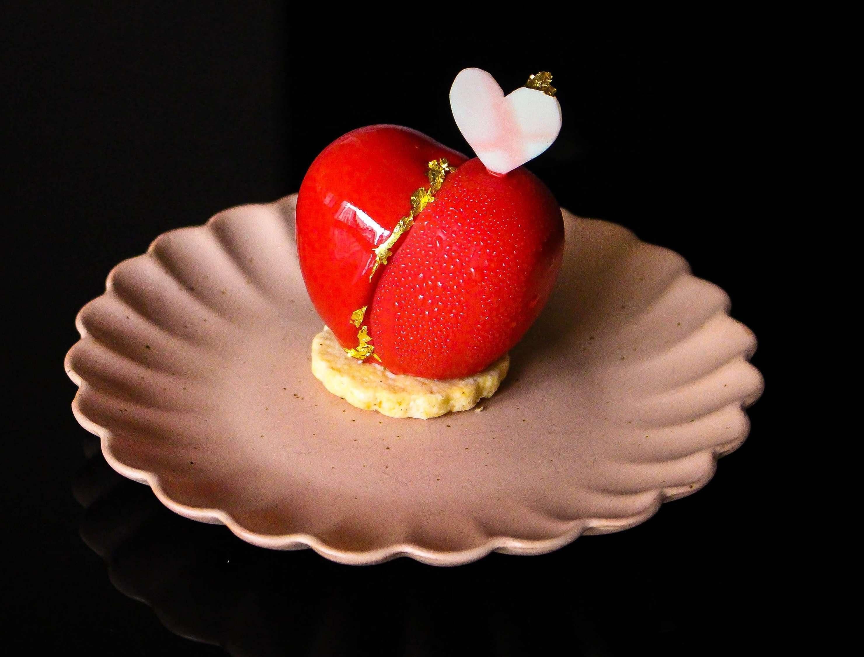 Een dessert op een bord met golvende rand.