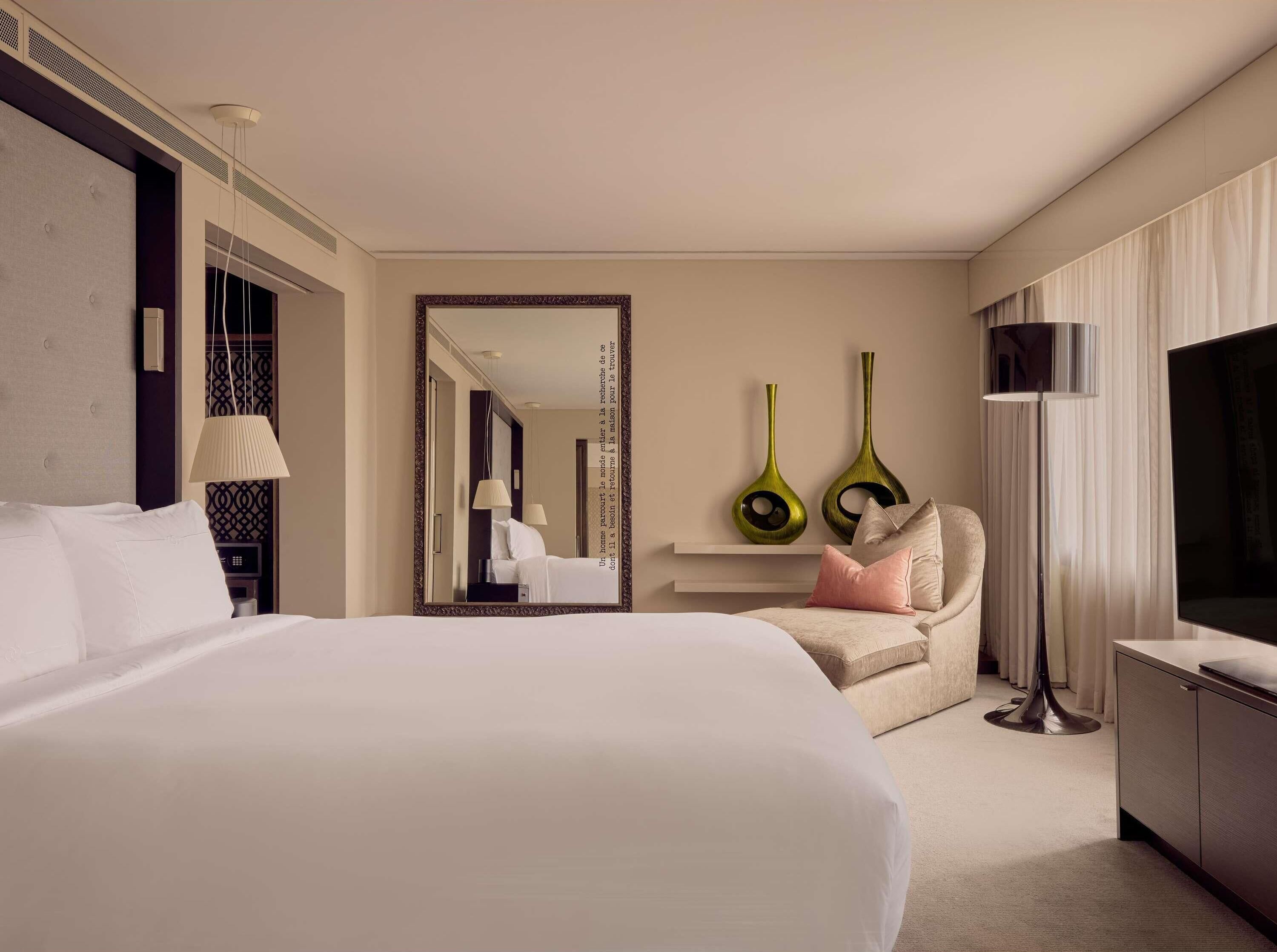 俱乐部套房 (Opera) | 高档床上用品、羽绒被、加厚床垫、客房内保险箱