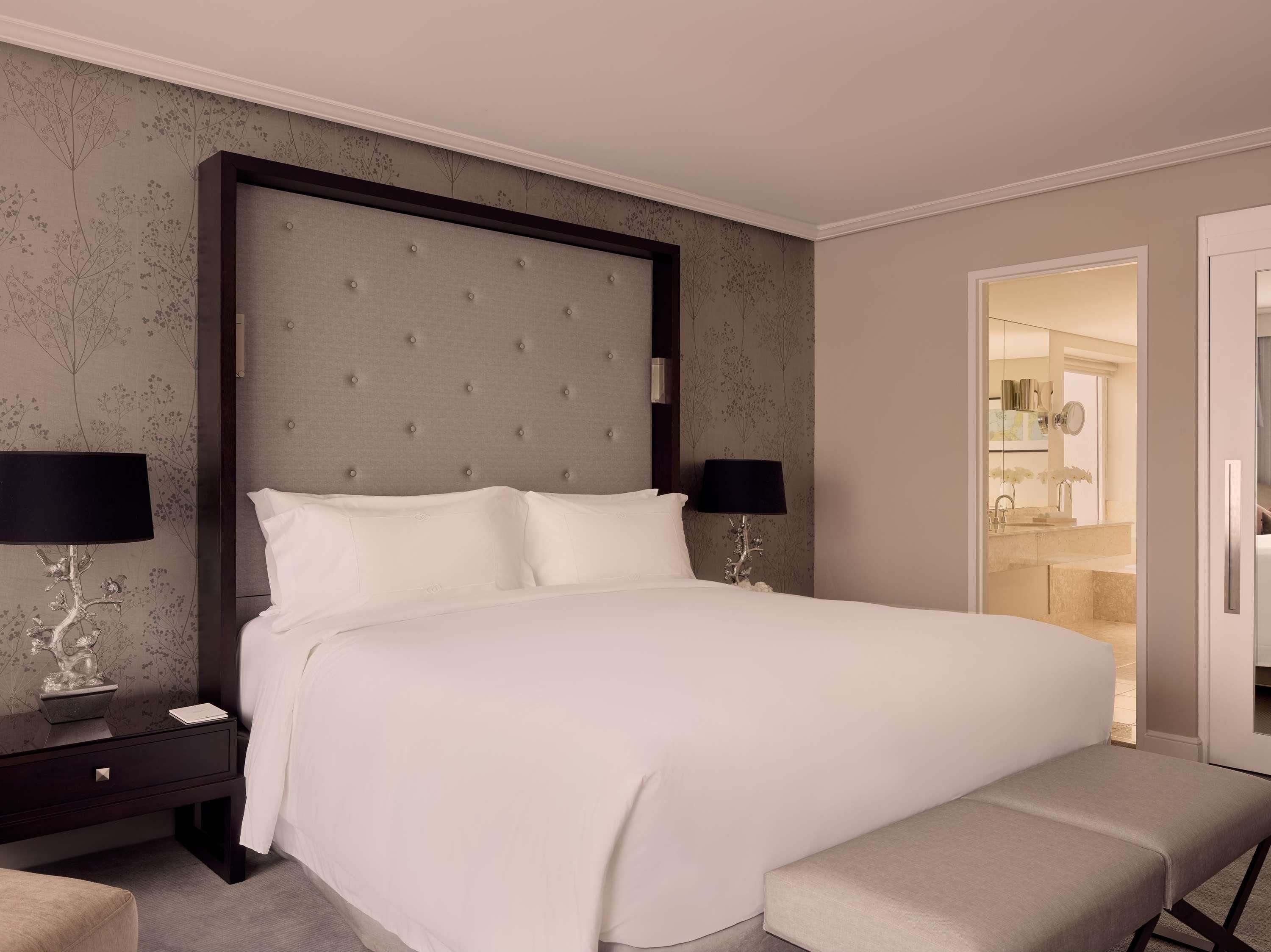 PREMIER SUITE King Bed, Separate Lounge, City View, Premium Bath