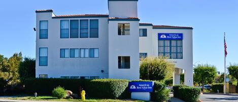 A two-story building with a sign for Americas Best Value Inn.