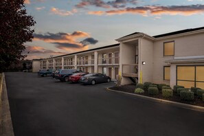 Front of property - evening/night - Econo Lodge Kannapolis - Concord (Kannapolis)