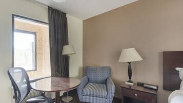 Habitación, 1 cama King size, con acceso para personas discapacitadas | Área de sala de estar | Televisión de 32 pulgadas con canales por cable