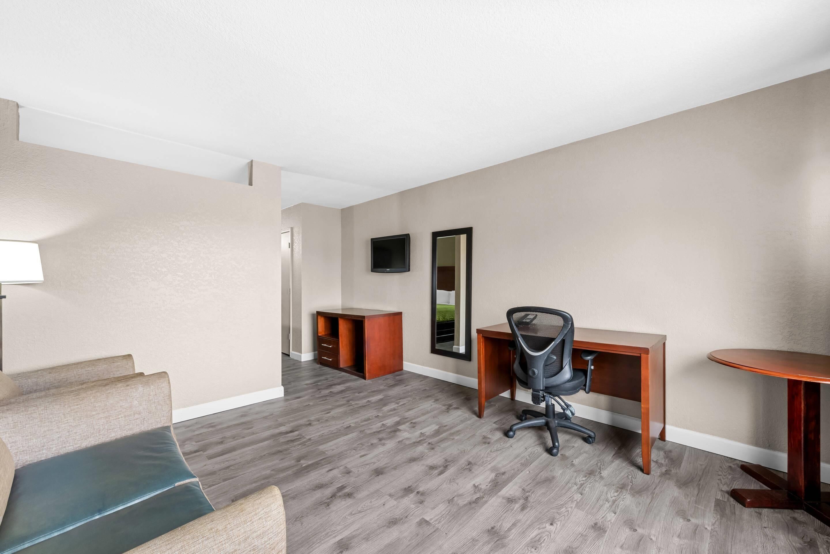 1 bedroom, desk, laptop workspace, free WiFi