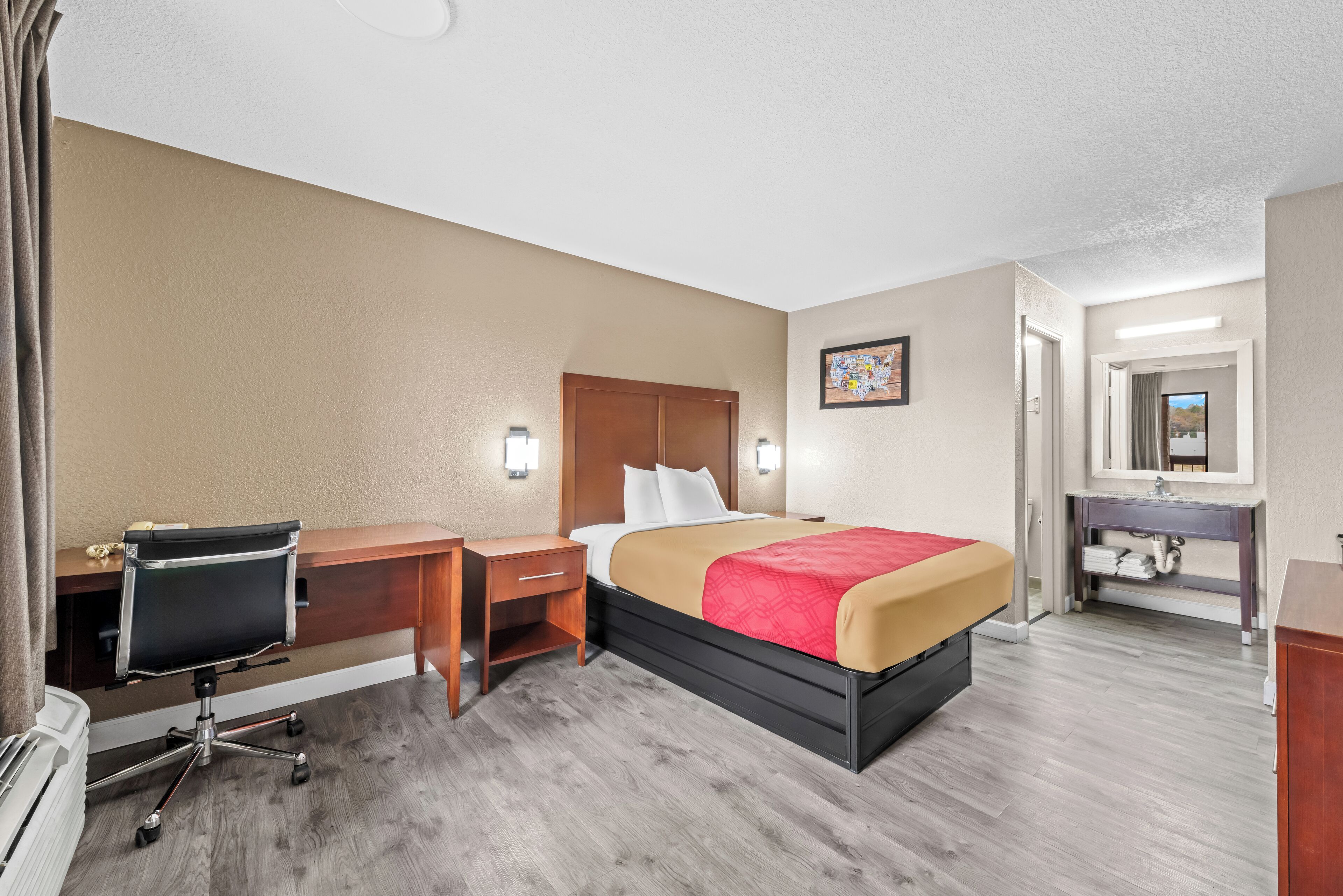 Standard Room, 1 Queen Bed, Non Smoking | 1 bedroom, desk, laptop workspace, free WiFi