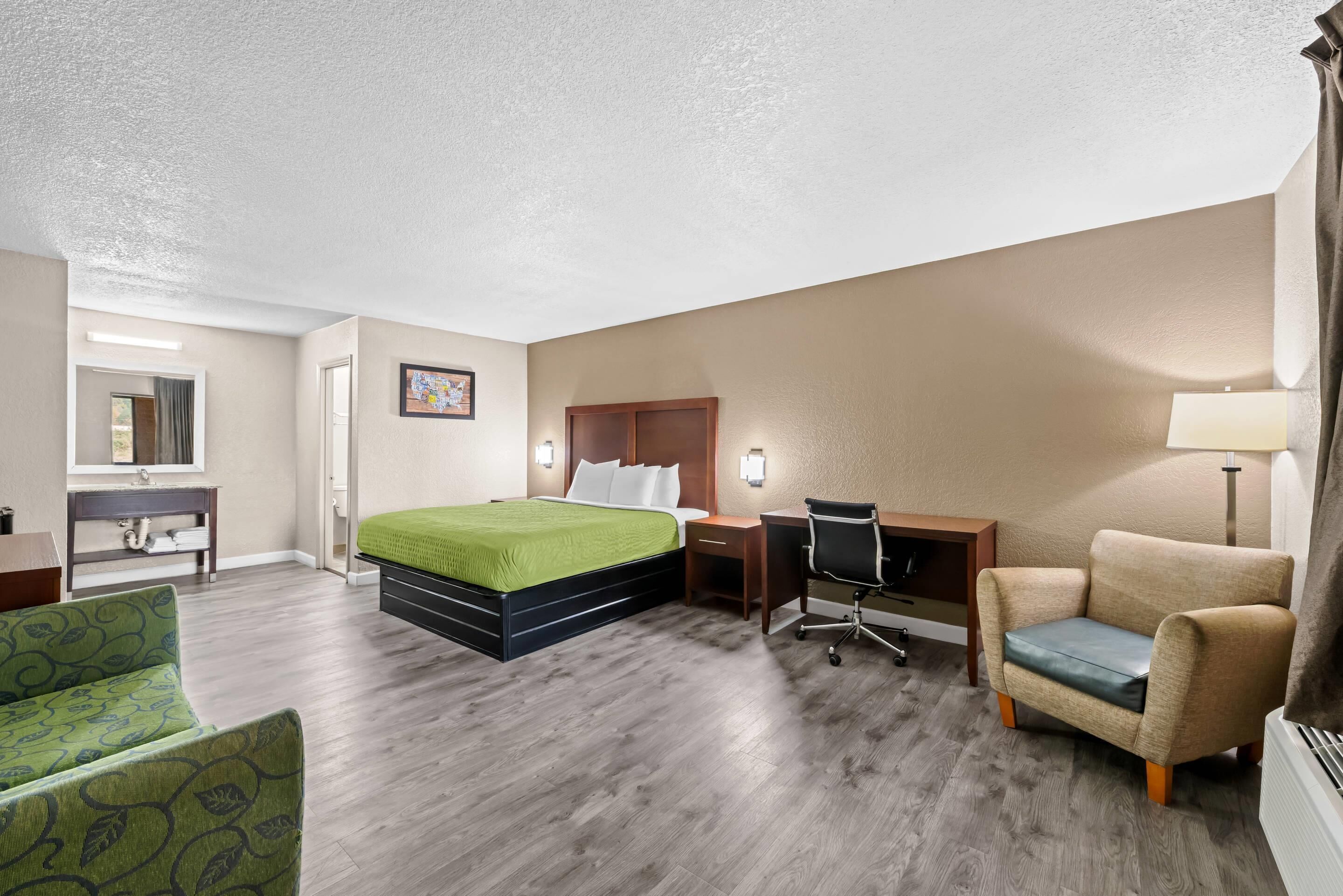 1 habitación, escritorio y espacio para trabajar con laptop 