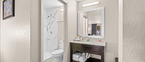 Standard Room, 1 King Bed, Non Smoking | Bathroom
