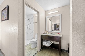 Standard Room, 1 King Bed, Non Smoking | Bathroom | Eco-friendly toiletries, towels, toilet paper - Econo Lodge Kannapolis - Concord (Kannapolis)