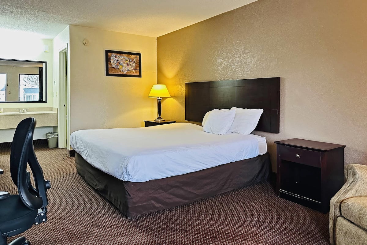 Desk, laptop workspace, free WiFi, bed sheets