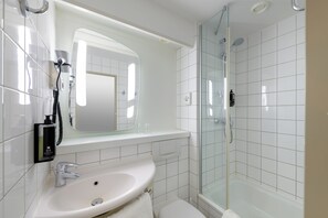 Shower, hair dryer, towels, soap - ibis Hotel Köln Am Dom (Cologne)