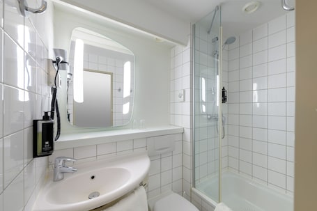 Dusche, Haartrockner, Handtücher, Seife. ibis Hotel Köln Am Dom