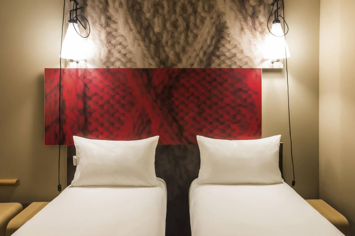 Standard Room, 2 Twin Beds | Hypo-allergenic bedding available, desk, laptop workspace, soundproofing