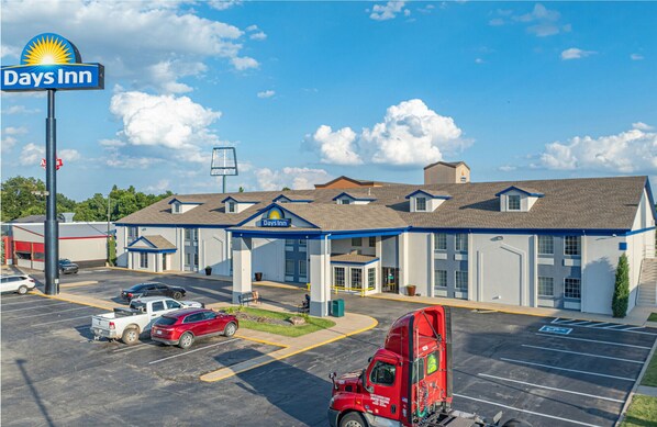 Guests can enjoy a convenient stay at this hotel with a flat roof and windows along the facade.