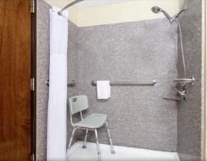 Een bad/douchecombinatie,  milieuvriendelijk toiletgerief