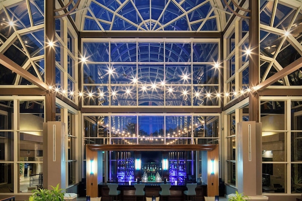 2 restaurants, serveren ontbijt