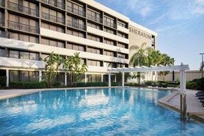 Piscina externa, espreguiçadeiras