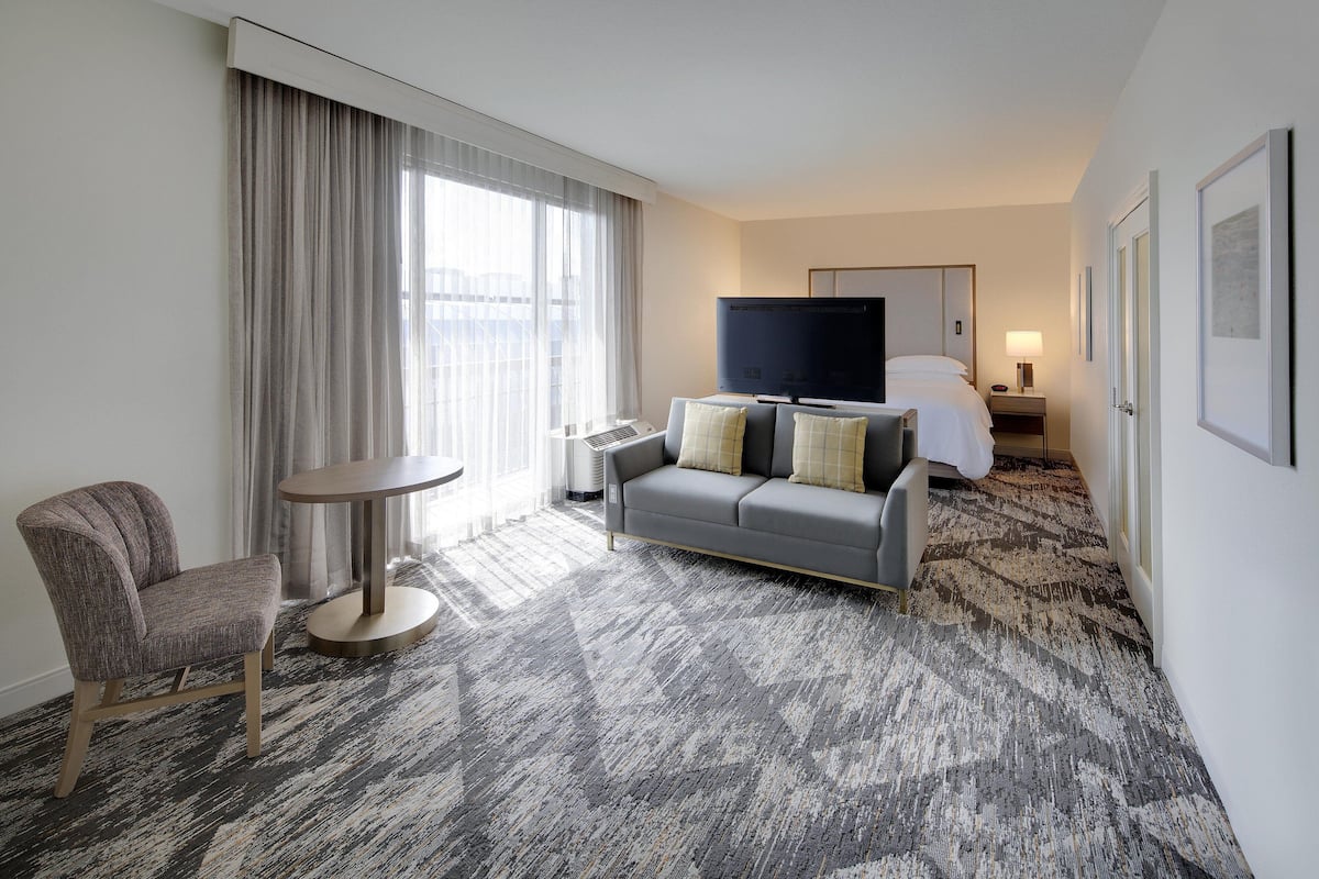 Suite, 1 Bedroom | Living area