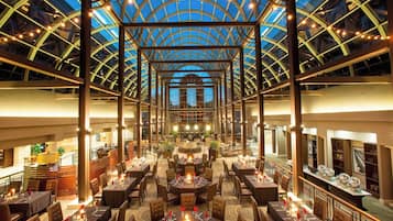 2 restaurants, serveren ontbijt