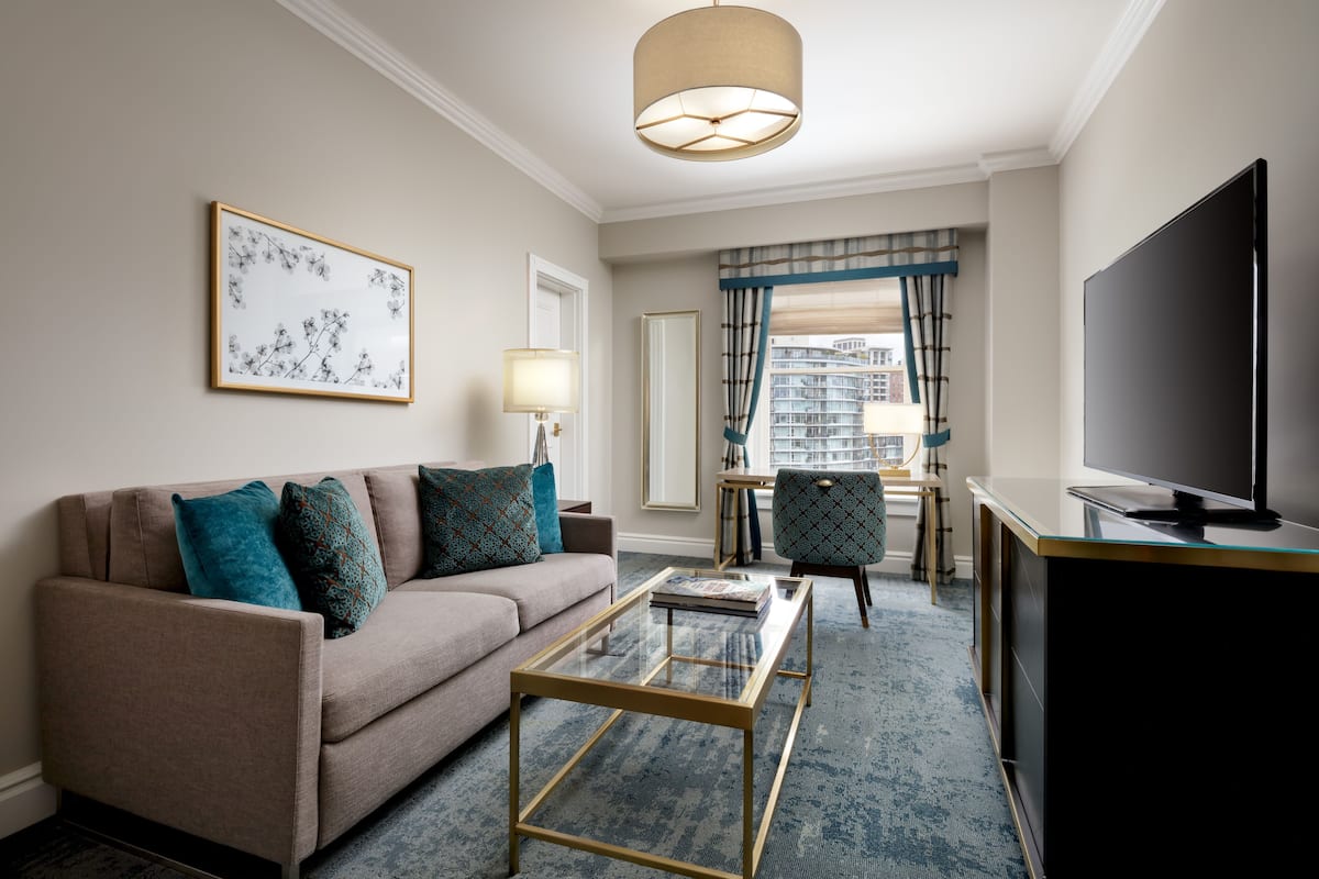 Suite, 1 chambre, non-fumeur, vue ville | Coin séjour