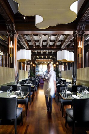 2 restaurants, breakfast, lunch, dinner served; American cuisine 