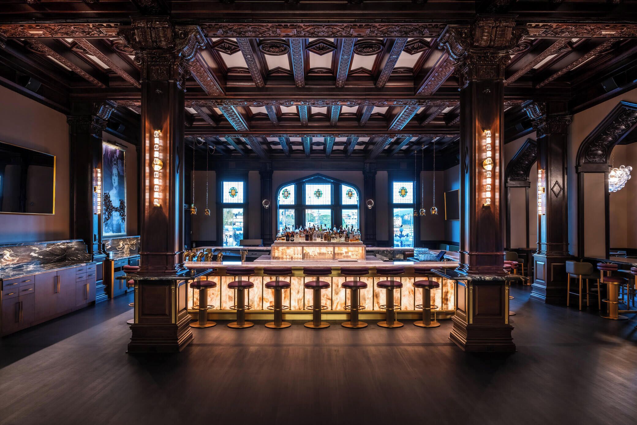 2 restaurants; breakfast, lunch, dinner, and brunch served