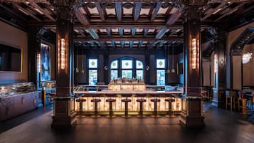 2 restaurants; breakfast, lunch, dinner, and brunch served