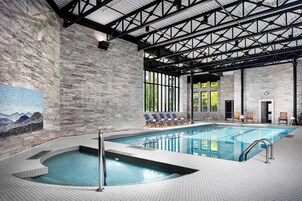 Una piscina techada, sillones reclinables de piscina