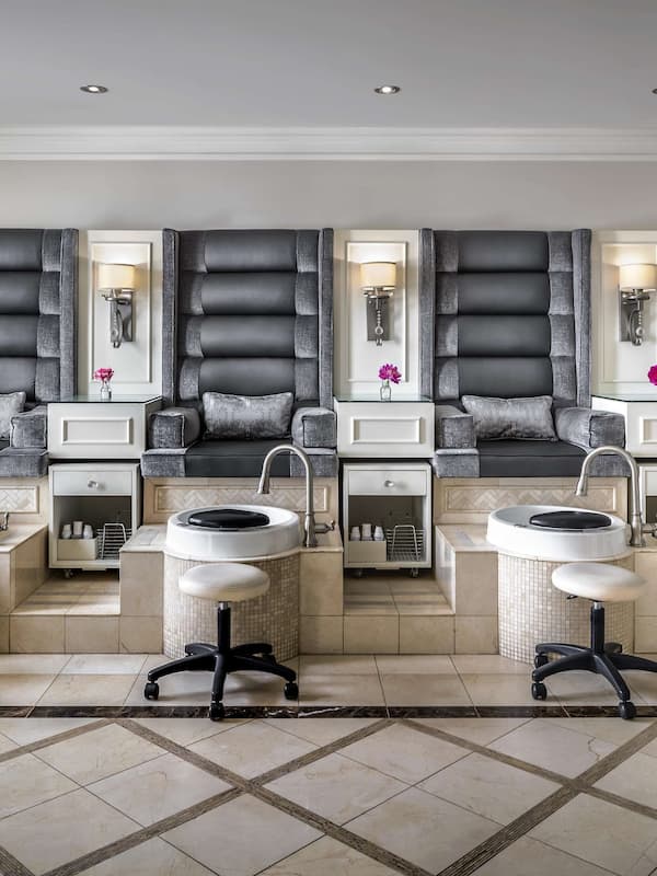 Couples treatment rooms, sauna, hot tub, steam room, hot springs