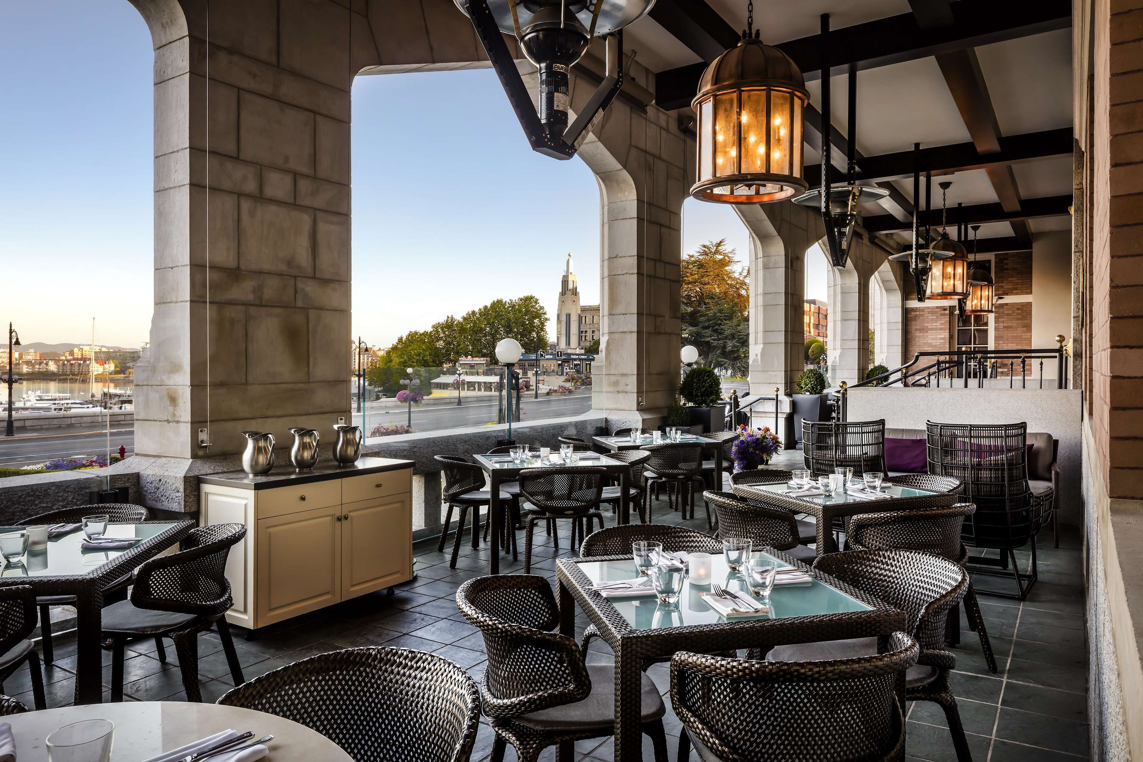 2 restaurants, breakfast, lunch, dinner served; american cuisine