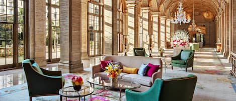 8 bars/lounges, 2 poolside bars