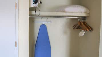 Ropa de cama de alta calidad, escritorio y sistema de insonorización