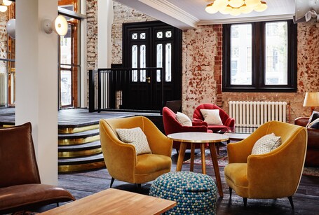 Lobby lounge